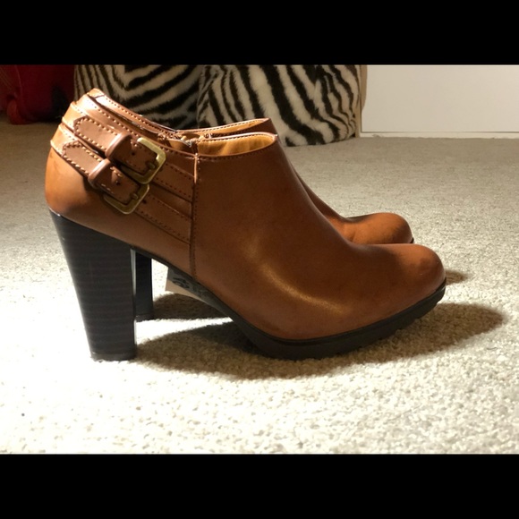 WHITE MOUNTAIN Booties - Picture 2 of 4